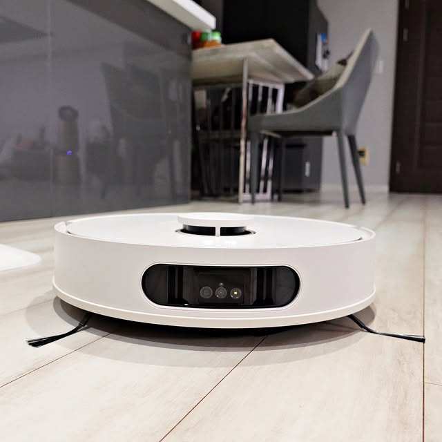 LG 코드제로 로보킹 AI 올인원이 바닥을 따라 이동하면서 청소하는 모습. 본체 전면에는 다양한 센서가 탑재되어 장애물을 감지하며, 정밀한 청소가 가능하도록 설계되어 있다.