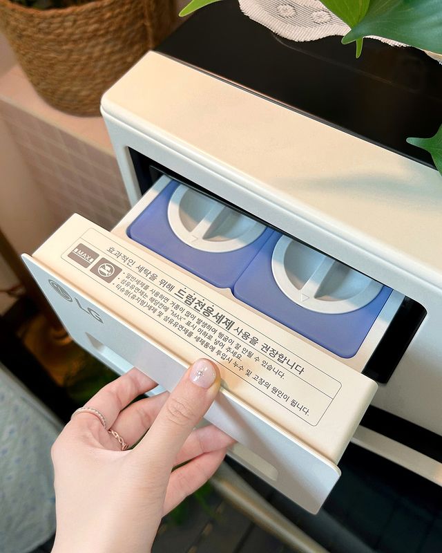 워시콤보 세제 투입구를 여는 손, 드럼전용사용세제 권장 사용 안내문을 가까이 보여줌.
