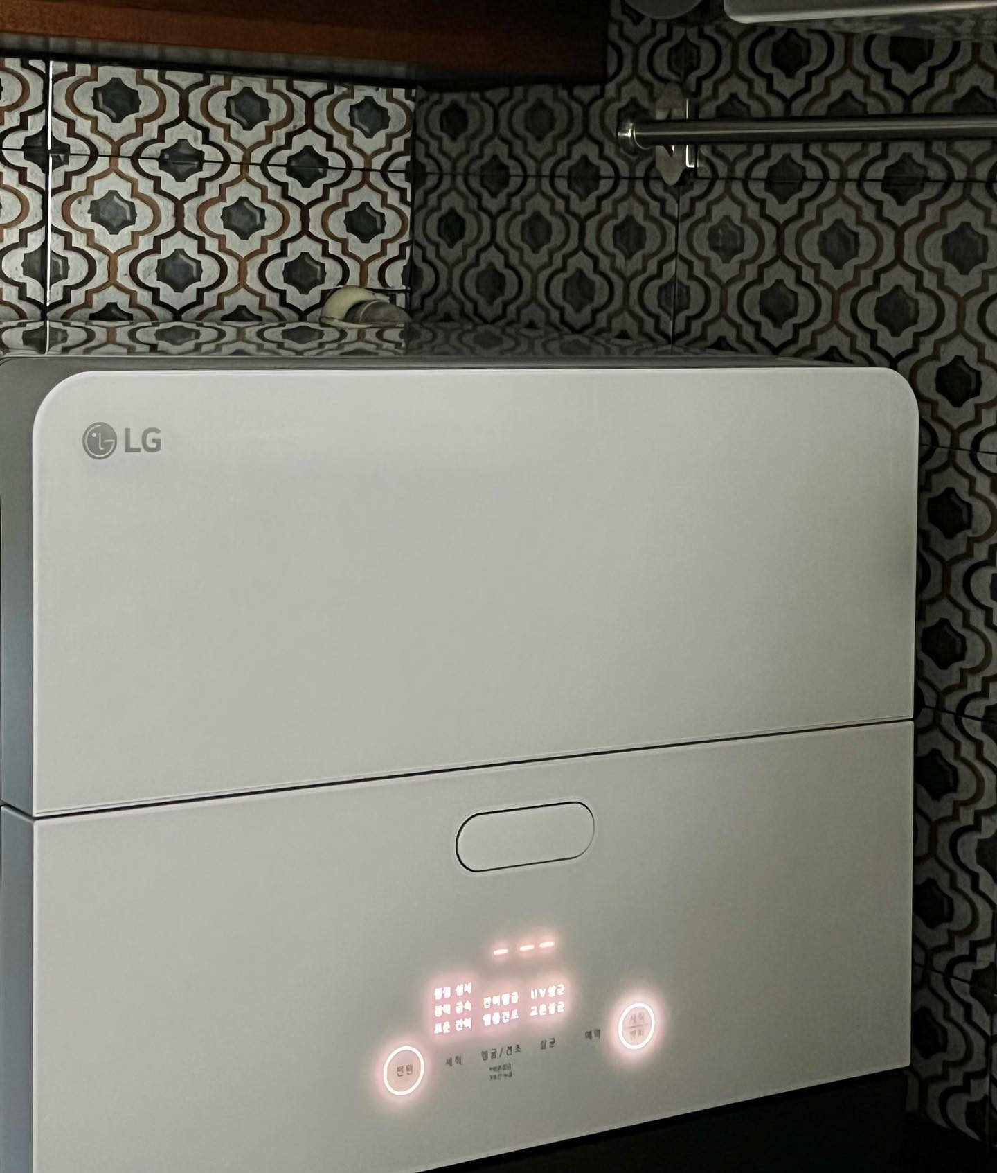 LG 디오스 오브제컬렉션 식기세척기의 디스플레이에 불빛이 켜져있는 모습을 클로즈업 한 이미지.