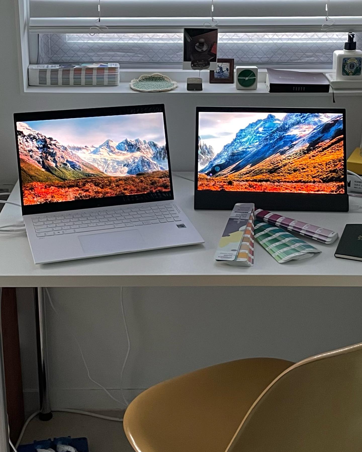 노트북과 LG 그램 +view 듀얼 모니터가 배치된 책상 위, 선명한 풍경 화면이 돋보이는 아늑한 작업 공간