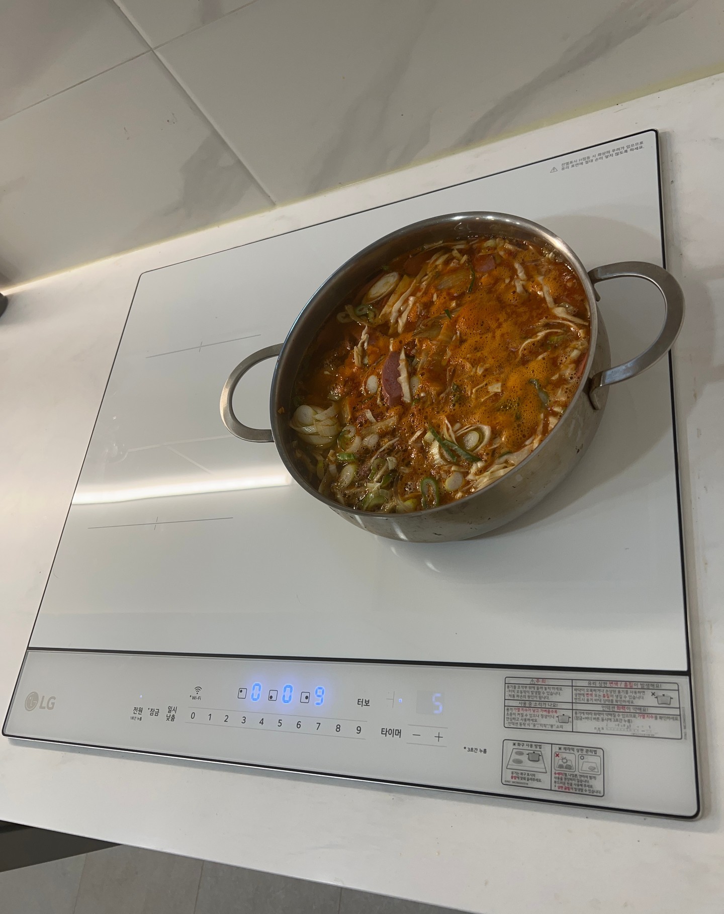 인덕션 위 냄비에서 끓고있는 찌개