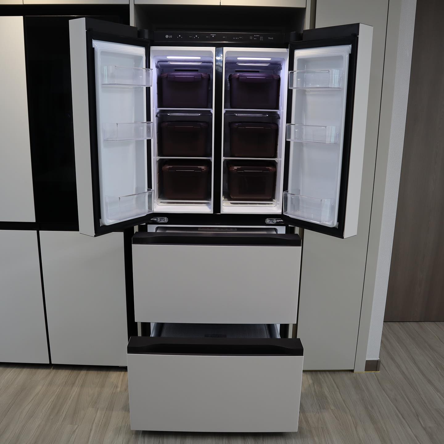 LG 디오스 오브제컬렉션 김치톡톡 냉장고 내부에 김치 저장 용기가 깔끔하게 배치된 모습.
