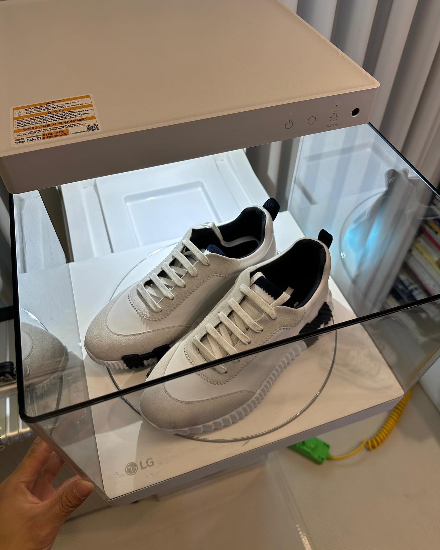 슈케이스와 그 안에 정리된 컬러풀한 운동화의 클로즈업.