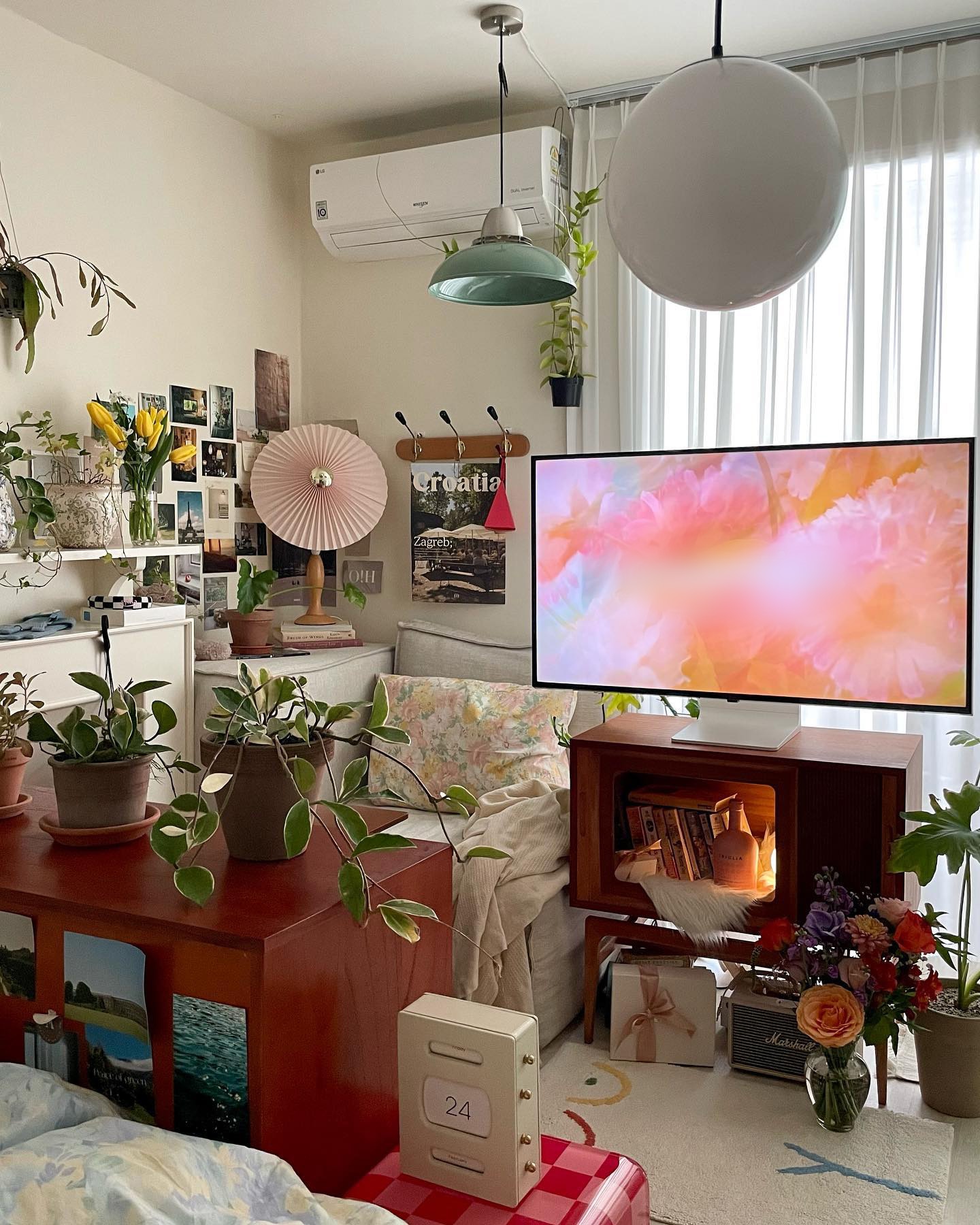 TV 화면에 핑크색 꽃이 가득 찬 장면이 재생되고 있음