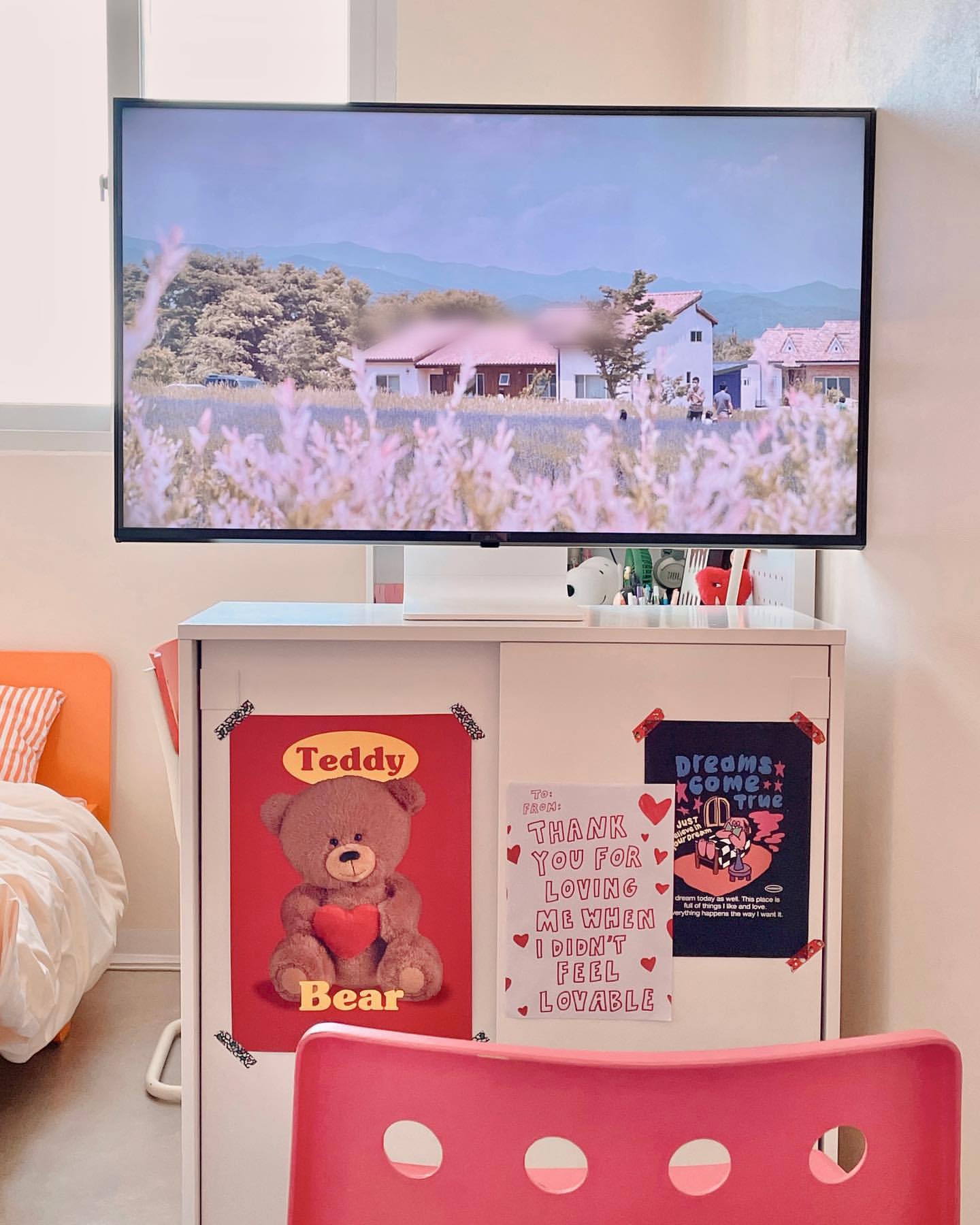 LG 스마트 모니터에 들판과 집이 있는 풍경이 표시된 모습.