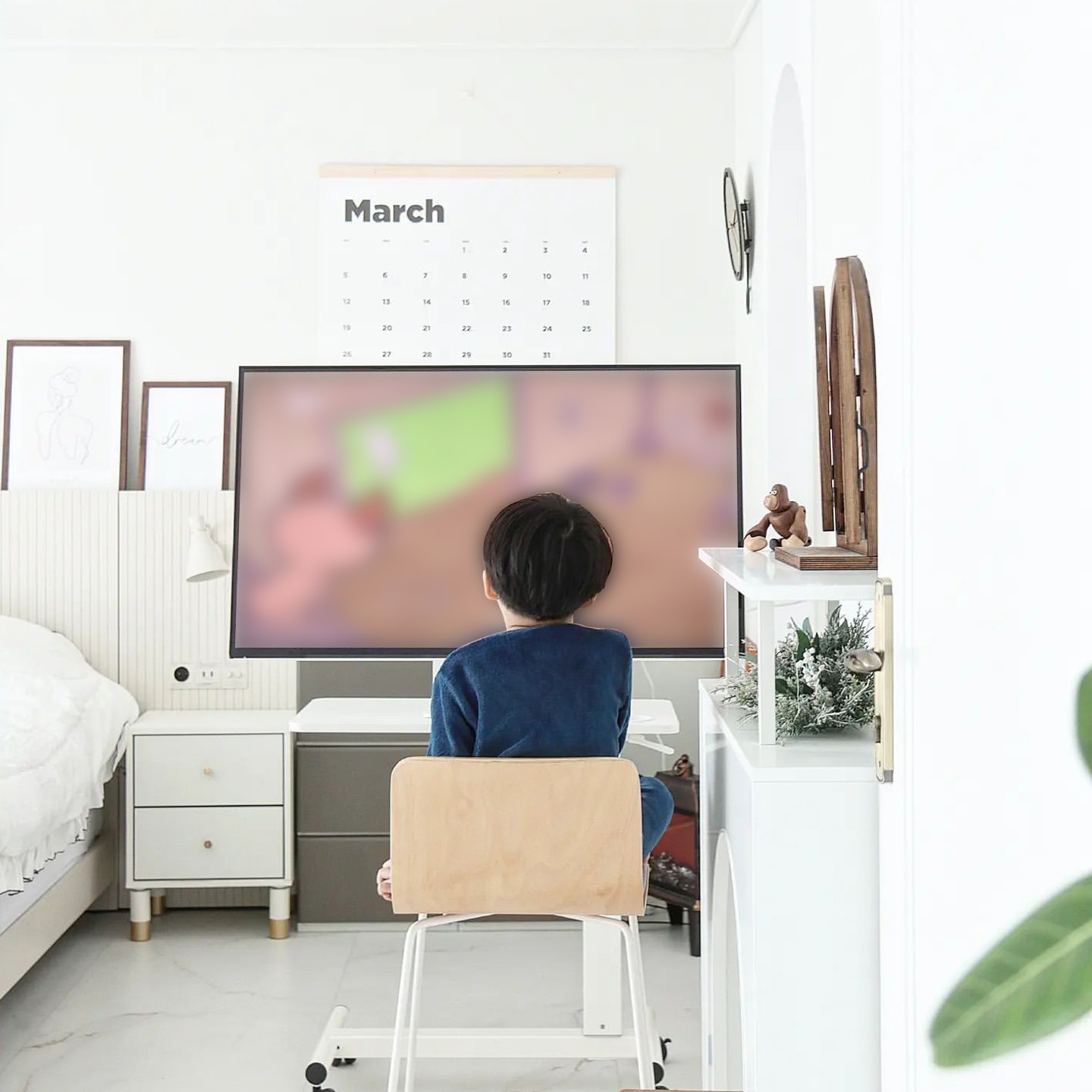 LG 스마트 모니터 앞 의자에 어린 아이가 앉아 있는 모습.