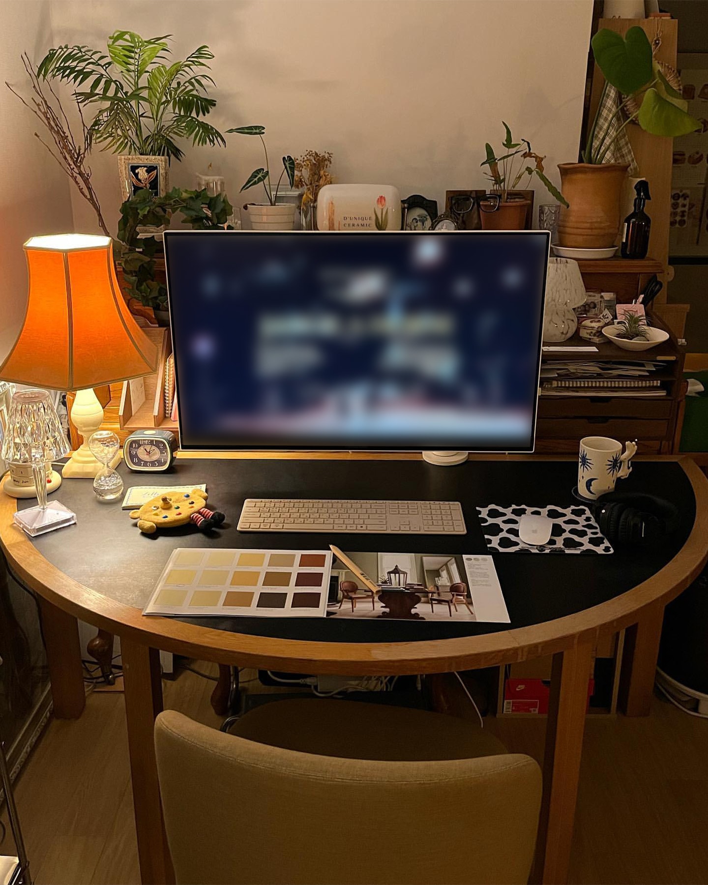 LG 스마트 모니터가 설치된 책상을 정면에서 바라본 모습.