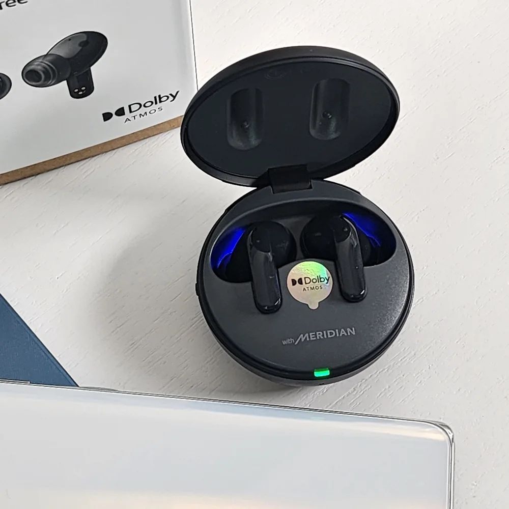 LG TONE Free 이어폰이 충전 케이스 안에 정렬되어 있는 모습
