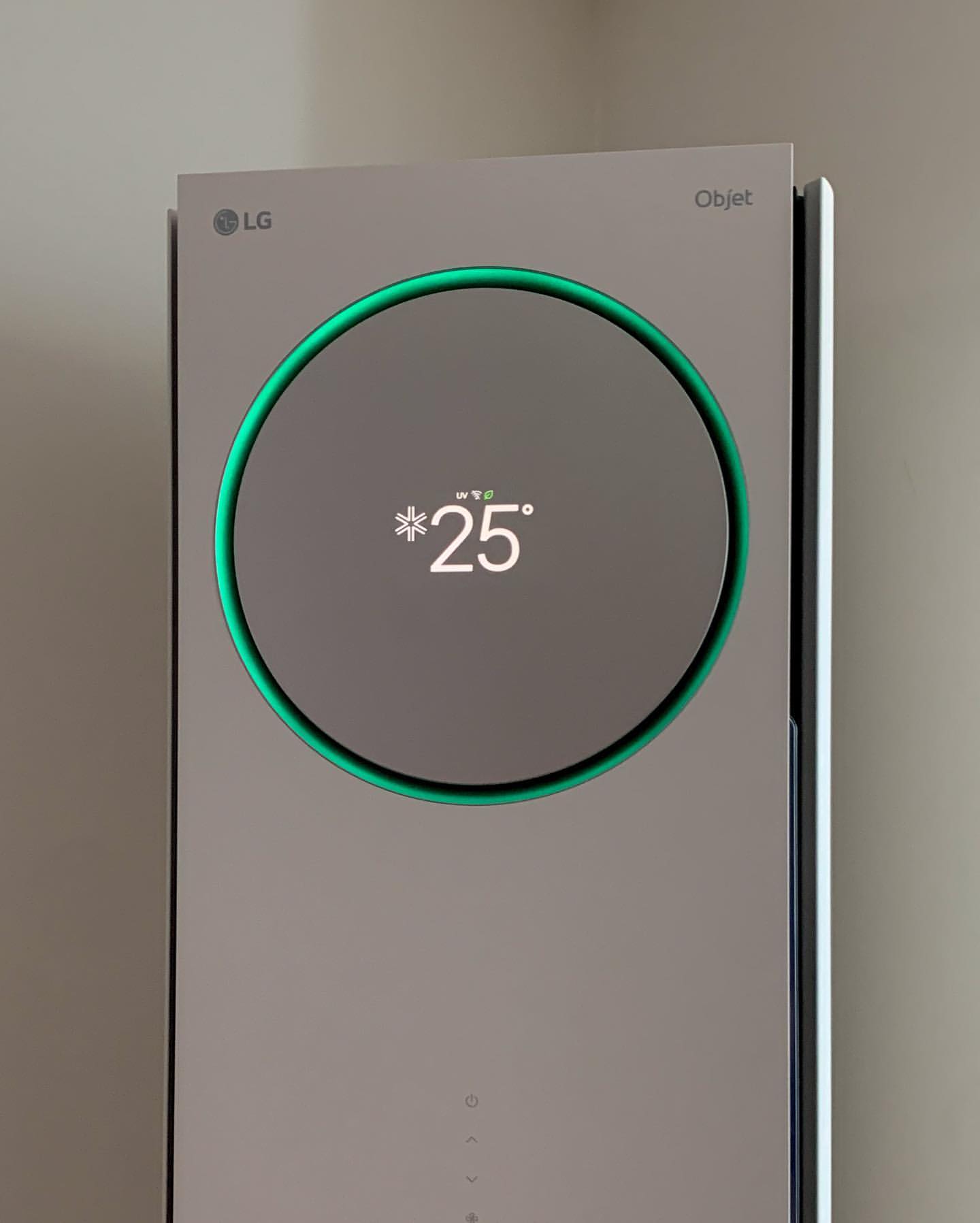 LG 휘센 오브제컬렉션 타워에어컨의 디스플레이에 온도 25가 표시된 모습.