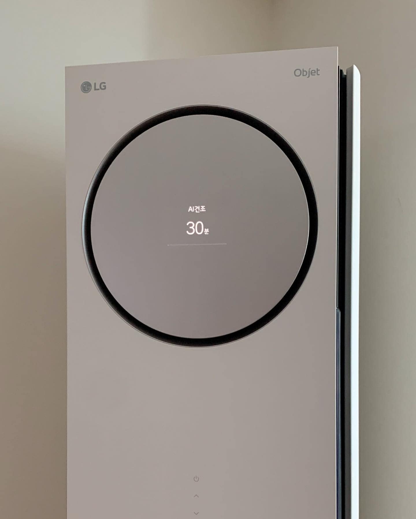 LG 휘센 오브제컬렉션 타워에어컨의 디스플레이에 AI 건조 30분이 표시된 모습.