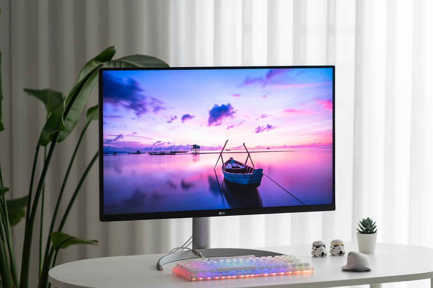 LG 모니터, RGB 키보드, 화분, 스타워즈 피규어가 있는 책상