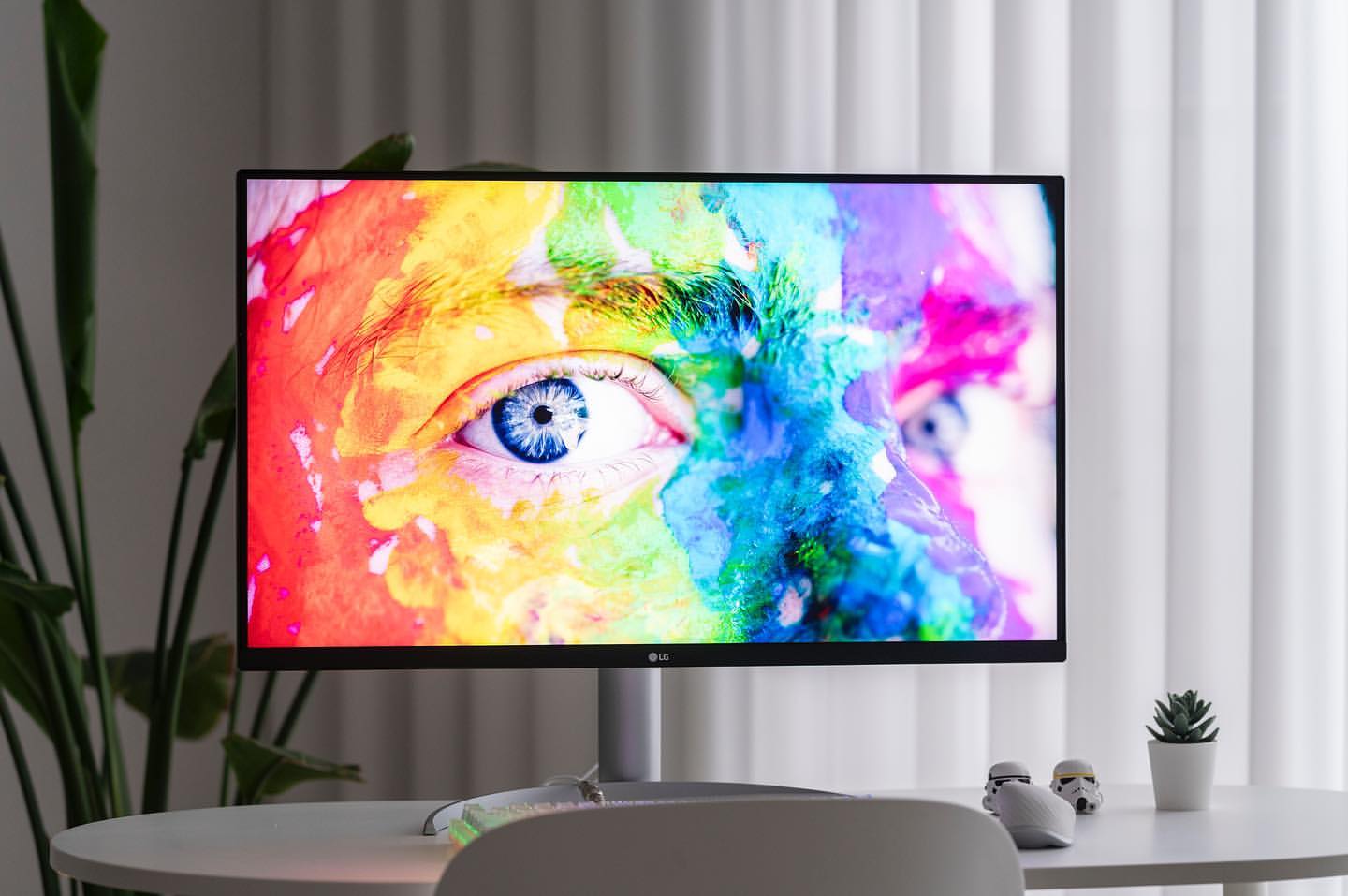 LG 모니터에 화려한 색상이 칠해진 얼굴 이미지가 표시된 모습