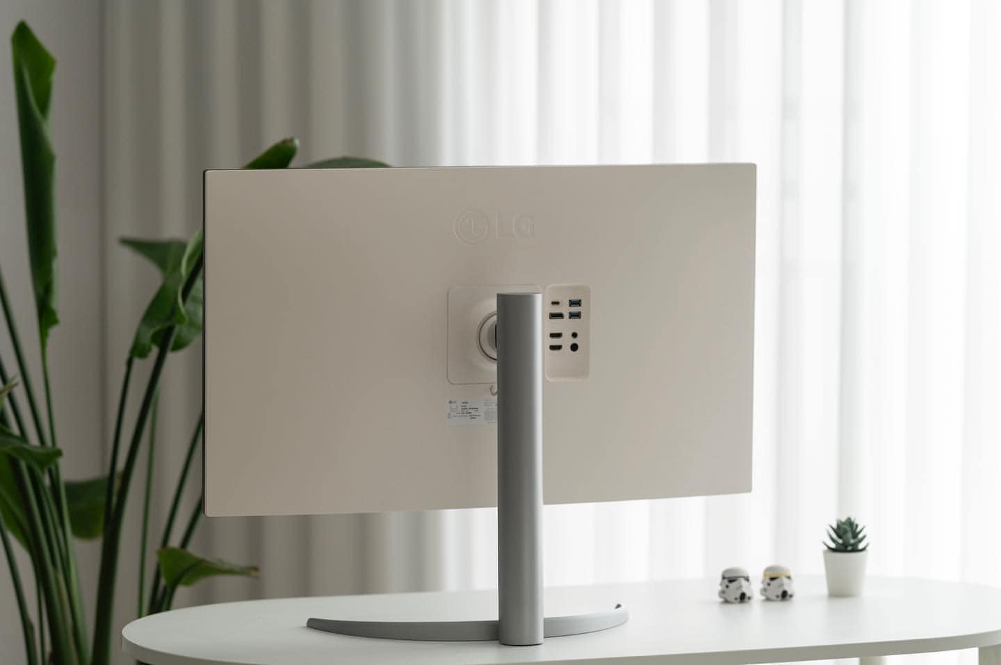 LG 모니터의 후면 모습. USB 포트 및 통풍구가 있음