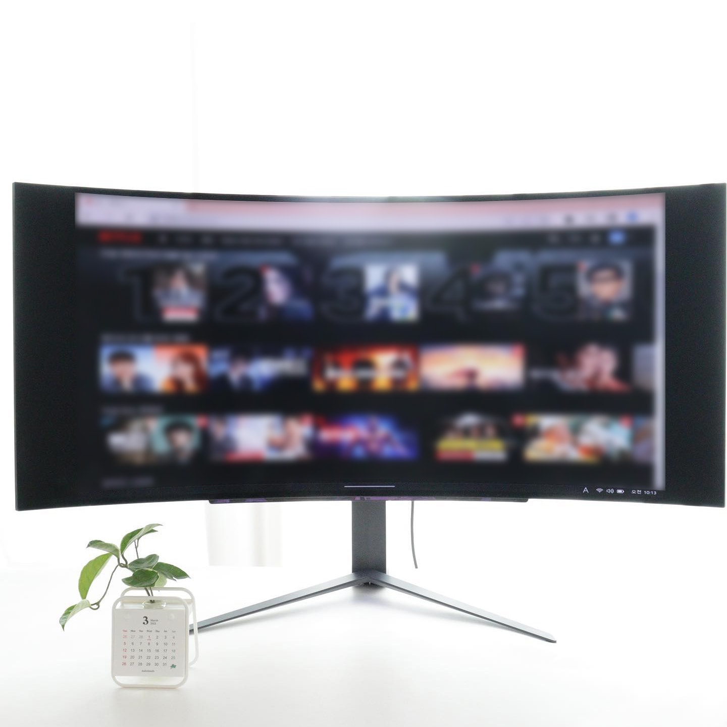 LG 울트라기어 게이밍모니터가 책상 위에 있으며, 화면에 스트리밍 콘텐츠 목록이 표시되어 있음