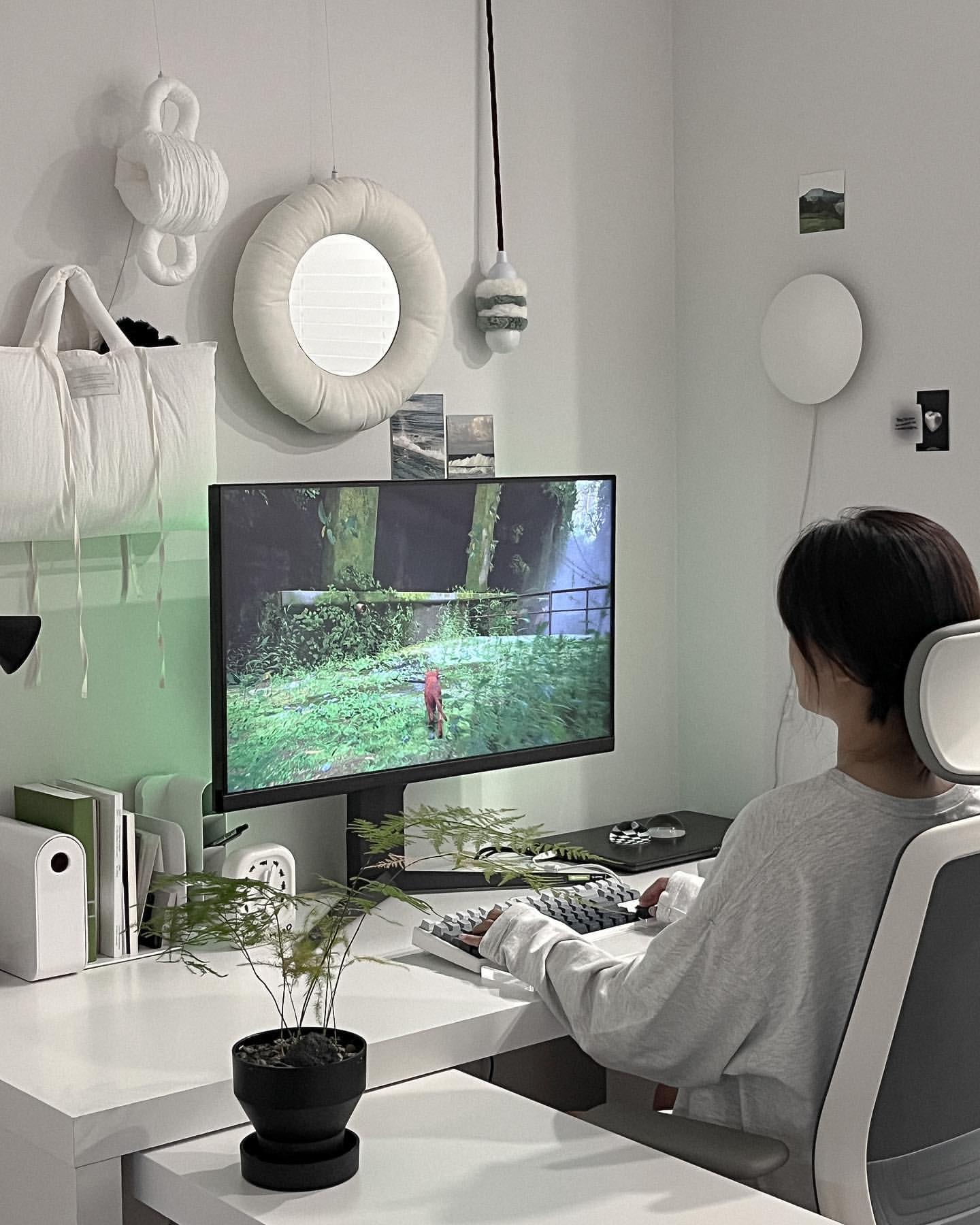 LG 울트라기어 게이밍모니터 화면에 게임 화면이 표시되고, 사용자가 키보드로 조작 중인 모습.