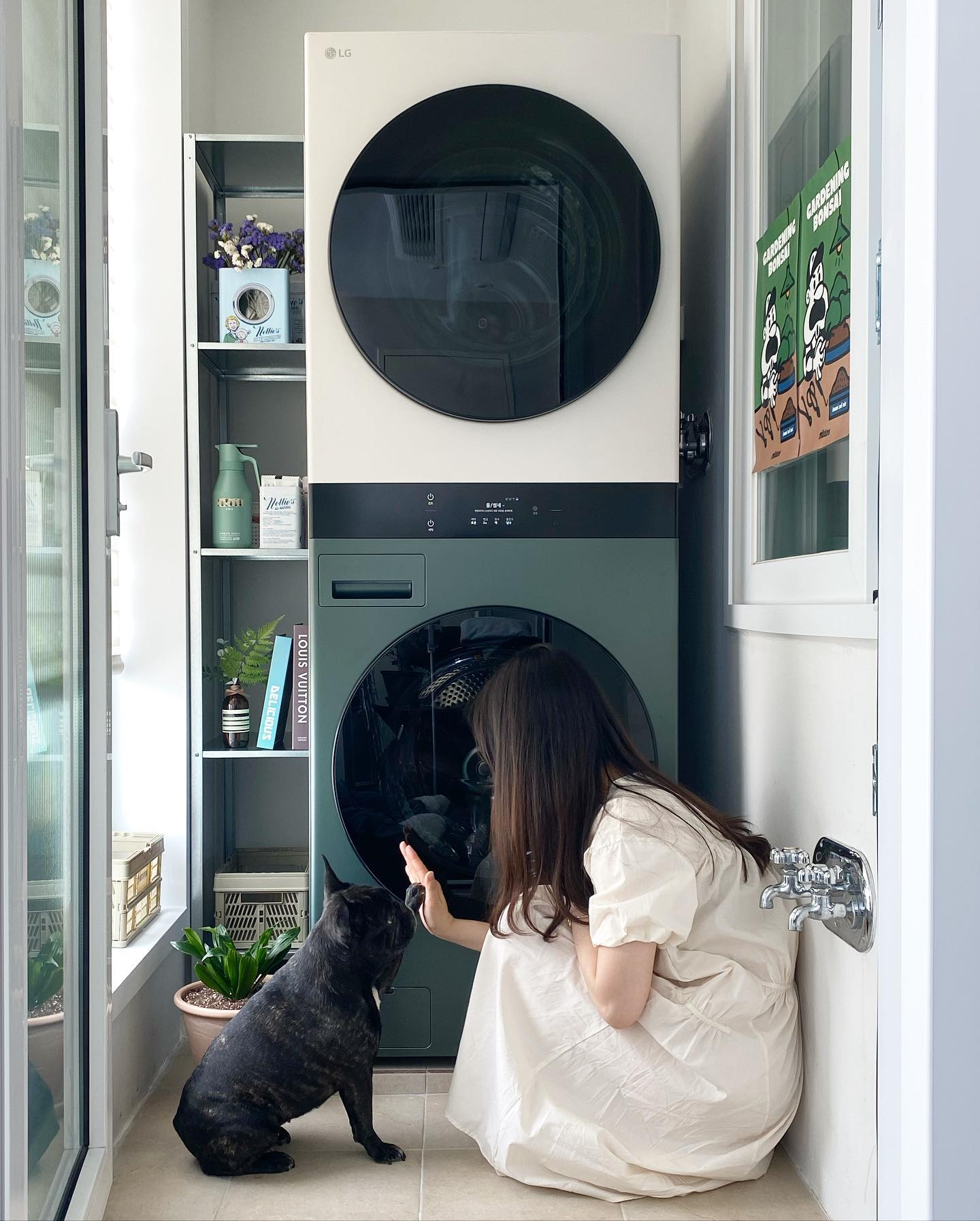 강아지와 여성이 함께 있는 모습으로, LG 트롬 오브제컬렉션 워시타워 앞에서 여성이 강아지와 손을 맞대고 있는 모습.
