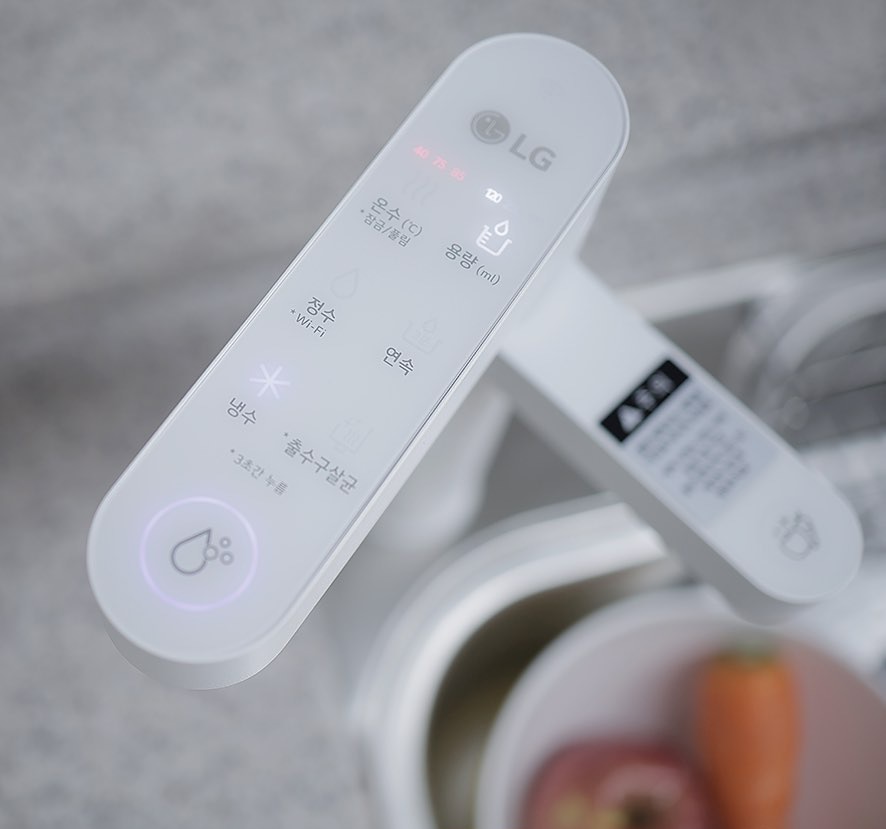 LG 로고와 함께 표시된 듀얼 정수기의 디스플레이.
