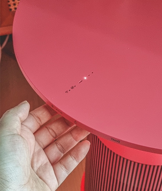 LG 퓨리케어 오브제컬렉션 에어로퍼니처의 상단 터치 패널 클로즈업 모습.