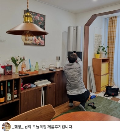 전문 기술자가 LG 휘센 오브제컬렉션 에어컨을 점검 및 세척하고 있는 장면이며, '혜정_님의 오늘의집 제품후기입니다.' 텍스트가 포함되어 있는 모습.