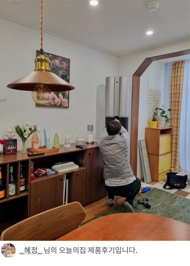 전문 기술자가 LG 휘센 오브제컬렉션 에어컨을 점검 및 세척하고 있는 장면이며, '혜정_님의 오늘의집 제품후기입니다.' 텍스트가 포함되어 있는 모습.