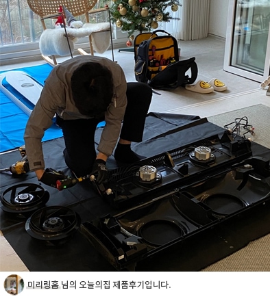 전문 기술자가 LG 휘센 오브제컬렉션 에어컨의 내부 부품을 점검 및 분해 청소 작업을 진행 중인 모습으로, '미리링을의 집 제품후기입니다.' 텍스트가 포함된 이미지.