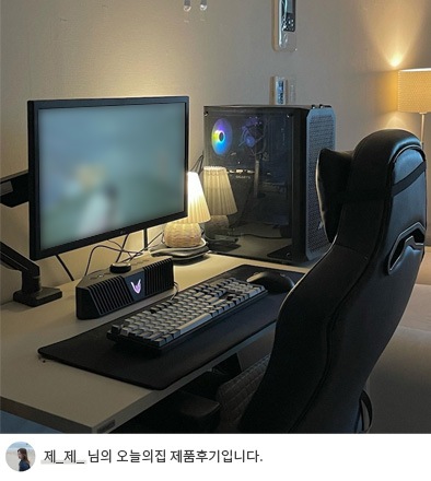 LG 울트라기어 게이밍 스피커가 모니터 앞에 위치한 책상 배치를 보여줍니다. 아래에는 “제_제_님의 오늘의집 제품후기입니다.”라는 텍스트가 포함되어 있습니다.