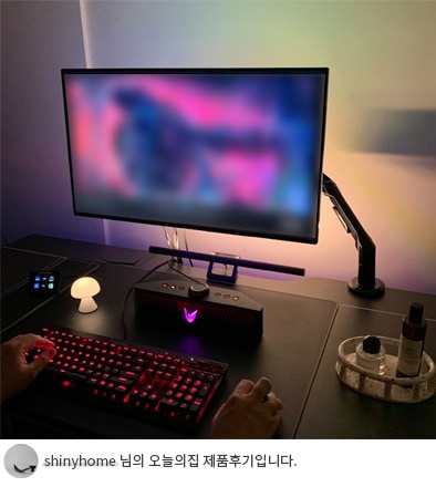 게이밍 키보드와 함께 LG 울트라기어 게이밍스피커가 책상 위에 놓여 있는 모습이며, 'shinyhome 님의 오늘의집 제품후기입니다.' 텍스트가 포함된 이미지.