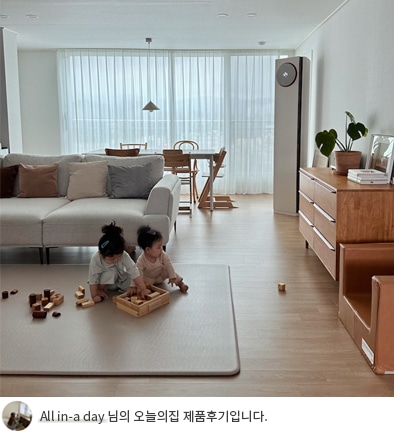 거실에 LG 휘센 오브제컬렉션 사계절에어컨이 설치되어 있으며, 두 명의 아이가 바닥에 앉아 블록 놀이를 하고 있습니다. 넓은 창으로 들어오는 자연광과 깔끔한 인테리어가 돋보입니다. 하단에는 'All in-a day 님의 오늘의집 제품후기입니다.'라는 텍스트가 포함되어 있음.