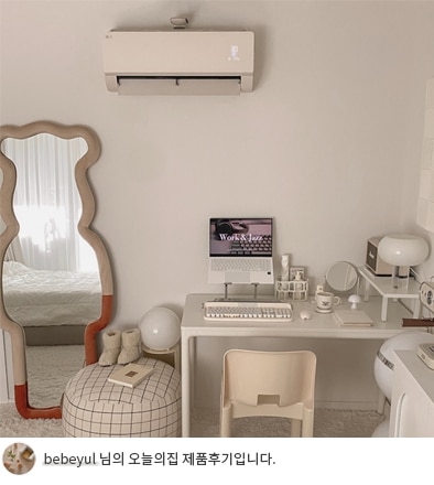 LG 휘센 오브제컬렉션 사계절에어컨이 방 한쪽에 설치되어 있으며, 옆에는 작업 공간과 장식용 거울이 배치되어 있습니다. 하단에는 'bebeyul 님의 오늘의집 제품후기입니다.'라는 텍스트가 포함되어 있습니다.