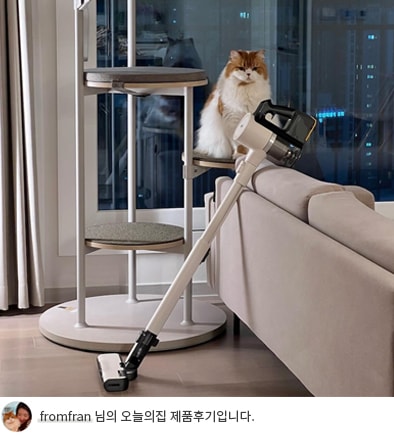 야경이 보이는 창가 앞에서 LG 코드제로 오브제컬렉션 A9S 무선청소기가 소파 옆에 놓여 있는 모습. 옆에는 고양이가 캣타워 위에 앉아 있으며, 하단에는 'fromfran 님의 오늘의집 제품후기입니다.'라는 텍스트가 포함되어 있음.