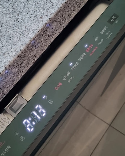 LG 디오스 오브제컬렉션 식기세척기의 디스플레이 부분으로, 현재 세척 시간이 표시되어 있음. 직관적인 버튼과 디지털 디스플레이가 기능적이고 세련된 디자인을 보여주며, 디스플레이 아래의 짙은 톤과 상판의 질감이 조화를 이루는 모습.