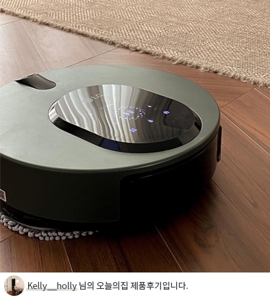LG 코드제로 오브제컬렉션 M9이 카펫 옆 나무 바닥에서 청소 중인 모습이며, 'Kelly__holly 님의 오늘의집 제품후기입니다.' 텍스트가 포함된 이미지.