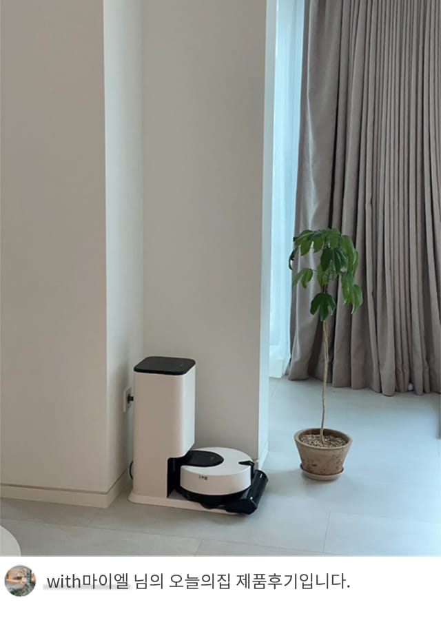 LG 코드제로 오브제컬렉션 R9 로봇 청소기가 충전 거치대에 배치되어 있으며, 옆에는 화분과 커튼이 함께 배치되어 깔끔한 실내 분위기를 연출하고 있습니다. 하단에는 'with마이엘 님의 오늘의집 제품후기입니다.'라는 텍스트가 포함되어 있음.