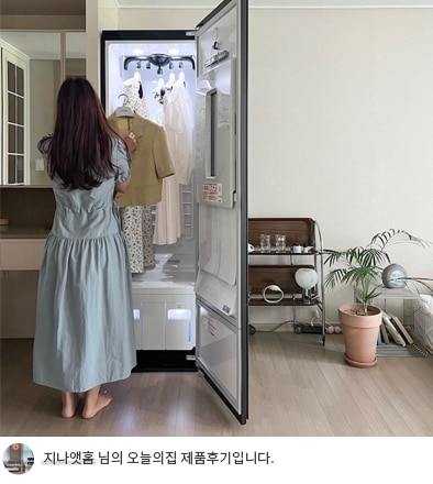 LG 스타일러 오브제컬렉션의 문이 열려 있고, 사용자가 옷걸이에 걸린 옷을 꺼내는 모습. 내부는 블랙과 화이트 톤으로 통일되어 깔끔하며, 하단에는 '지나앳홈 님의 오늘의집 제품후기입니다.'라는 텍스트가 포함됨.