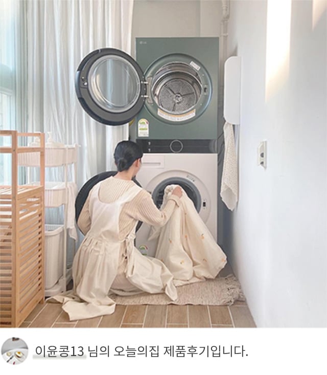 사용자가 LG 트롬 오브제컬렉션 워시타워 컴팩트를 사용하는 모습. 세탁기(하단)의 문이 열려 있고, 사용자는 세탁물을 꺼내고 있음. 하단 텍스트로 '이윤콩13 님의 오늘의집 제품후기입니다.'라는 문구가 포함되어 있음.