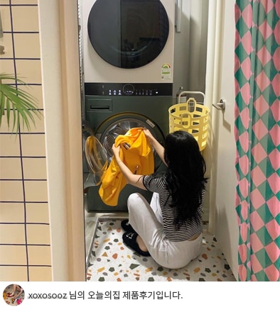 LG 트롬 오브제컬렉션 워시타워에 세탁물을 넣고 있는 여성의 모습이며, 'XOXOSOOZ 님의 오늘의집 제품후기입니다.' 텍스트가 포함된 이미지.