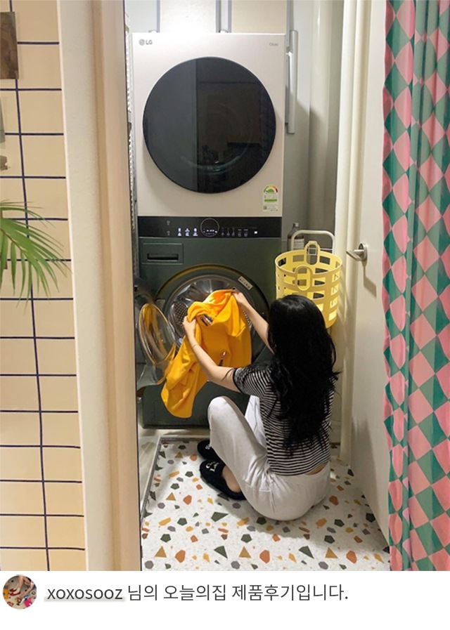 LG 트롬 오브제컬렉션 워시타워에 세탁물을 넣고 있는 여성의 모습이며, 'XOXOSOOZ 님의 오늘의집 제품후기입니다.' 텍스트가 포함된 이미지.