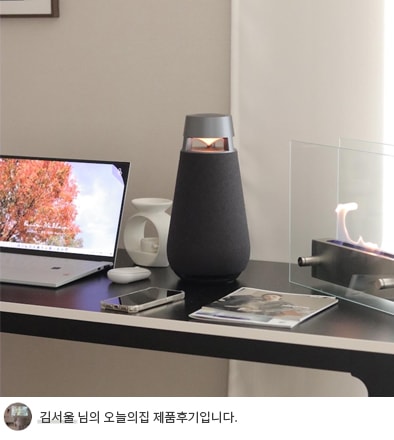 LG 엑스붐 360 스피커가 노트북과 함께 책상 위에 놓여 있으며, 고급스러운 디자인이 강조된 제품입니다. 하단에는 '김서울 님의 오늘의집 제품후기입니다.'라는 텍스트가 포함되어 있음.