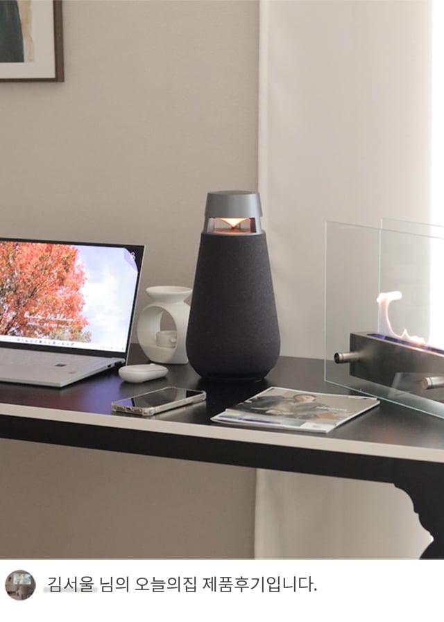 LG 엑스붐 360 스피커가 노트북과 함께 책상 위에 놓여 있으며, 고급스러운 디자인이 강조된 제품입니다. 하단에는 '김서울 님의 오늘의집 제품후기입니다.'라는 텍스트가 포함되어 있음.