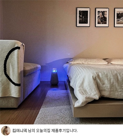 침실의 침대 옆에 조명을 켠 LG 엑스붐 360 스피커가 배치된 모습이며, '킴여니댁 님의 오늘의집 제품후기입니다.' 텍스트가 포함된 이미지.