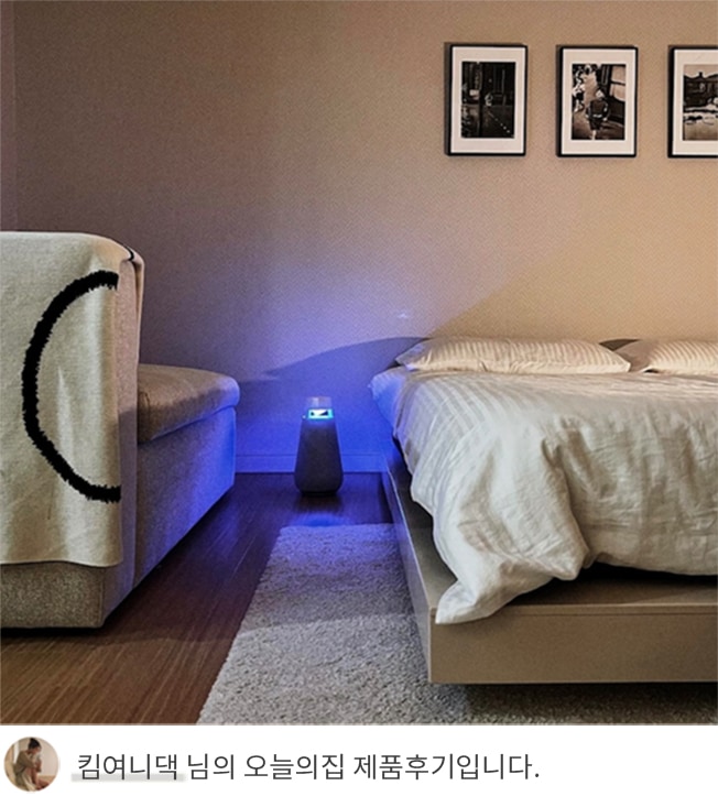 침실의 침대 옆에 조명을 켠 LG 엑스붐 360 스피커가 배치된 모습이며, '킴여니댁 님의 오늘의집 제품후기입니다.' 텍스트가 포함된 이미지.