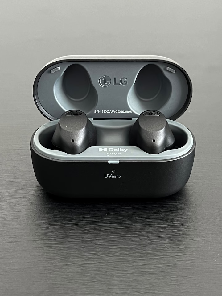LG 브랜드의 Dolby Atmos 기술이 적용된 무선 이어폰이 충전 케이스에 담긴 모습