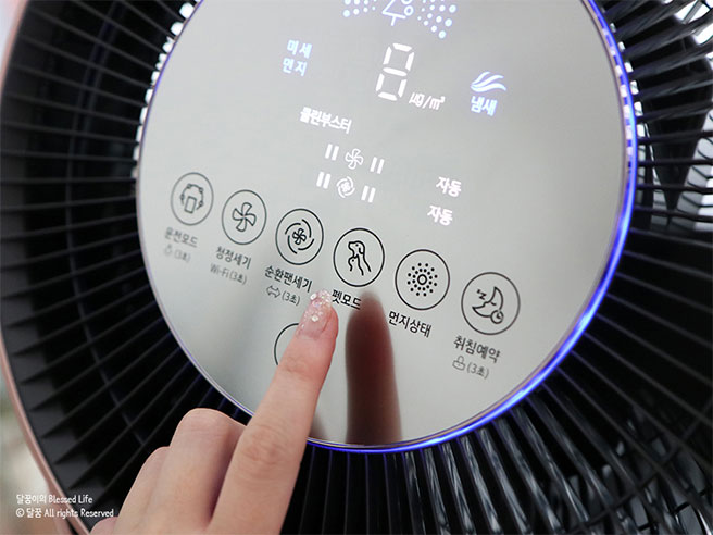 LG 퓨리케어 360° 공기청정기 펫의 디스플레이 부분의 펫 모드를 선택하려고 하는 손가락