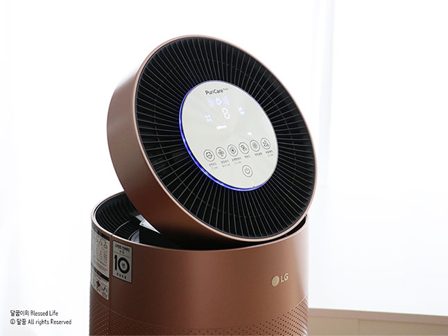 측면에서 LG 퓨리케어 360도 공기청정기 펫의 디스플레이 부분을 초점하여 찍은 이미지