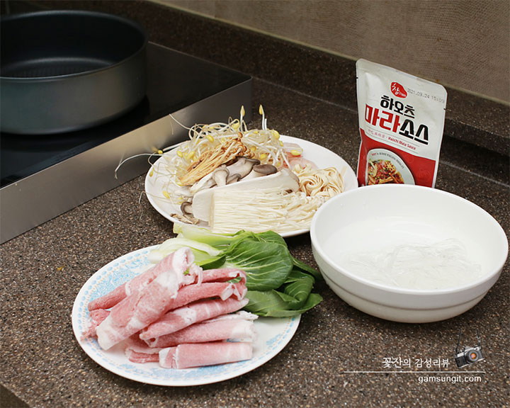 주방 조리대 위에 화끈한 마라탕 요리를 위한 재료들이 준비됨