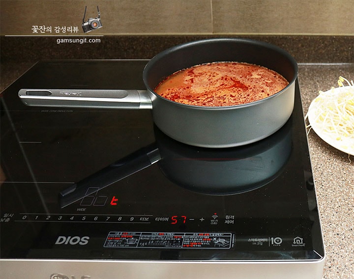LG 디오스 인덕션 위에 놓인 냄비에서 마라탕 국물이 끓기 전 상태로 조리 준비 중인 모습