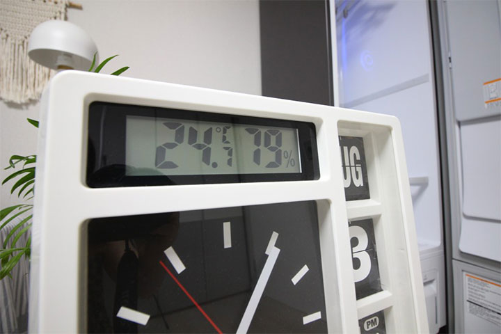 실내 습도와 온도를 측정할 수 있는 디지털 시계로, 화면에 온도 24.7℃와 습도 79%가 표시되어 있음