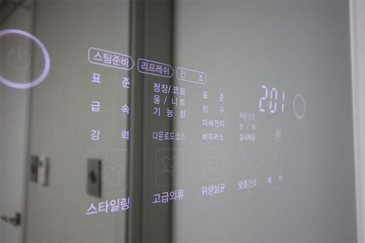 LG 스타일러의 도어 패널에 표시된 디지털 화면으로, 스타일링 모드와 다양한 옵션들이 보임