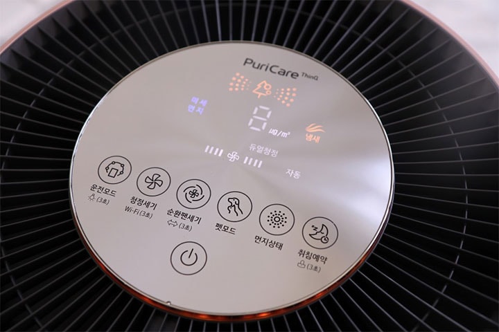LG 퓨리케어 360˚ 공기청정기 펫 플러스의 상단 디스플레이에 공기질 지수(8μg/m³)와 '펫 모드', '취침 예약' 등의 기능이 표시된 모습으로, 청정 상태가 양호함을 나타냄