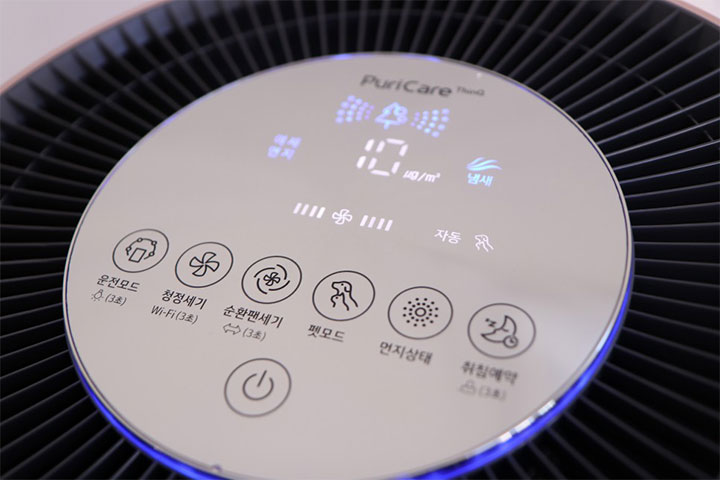 LG 퓨리케어 360˚ 공기청정기 펫 플러스의 상단 디스플레이에 공기질 지수(10μg/m³)와 다양한 작동 모드 아이콘이 표시된 모습